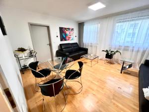 a living room with a glass table and chairs at Rheinstraße 33, Mainz mit Domblick in Mainz