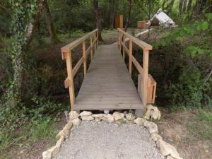 Photo de la galerie de l'établissement Tente familiale au bord de l'eau, à Le Vigeant