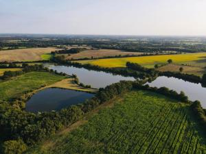 Photo de la galerie de l'établissement Tente familiale au bord de l'eau, à Le Vigeant 10 autres photos
