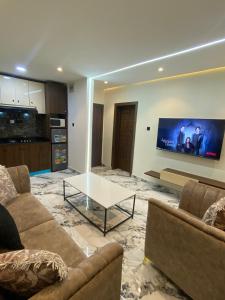 TV a/nebo společenská místnost v ubytování LV-21 Service Apartment M03a