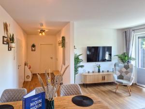 TV a/nebo společenská místnost v ubytování Ganz Frisch Ferienwohnung bis 6 Personen an der Nordsee