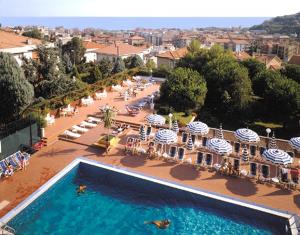 an overhead view of a swimming pool with umbrellas and a beach at Residence i Morelli in Pietra Ligure
