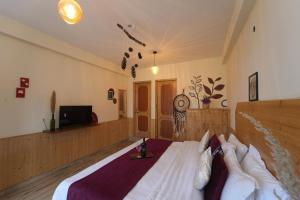 Un dormitorio con una cama y un televisor. en Starway Homes, en Manali