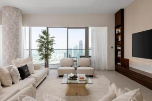 ドバイにあるMaison Privee - Sky-High Elegance with Unrivaled Burj Khalifa Viewsのソファとテレビのあるリビングルーム