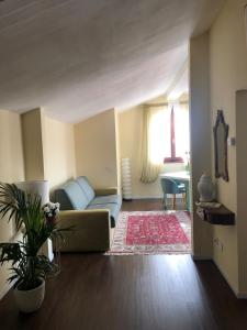 una sala de estar con un sofá y una mesa en Panoramic Loft Artimino Tuscany, en Artimino