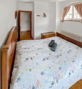 een slaapkamer met een bed met een dekbed erop bij Mon coeur de Provence in Banon