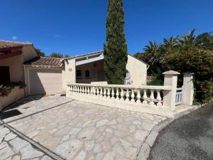 a house with a white fence and a driveway at villa Estérel au coeur de Mandelieu in Mandelieu-la-Napoule