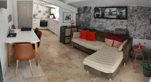 Η κουζίνα ή μικρή κουζίνα στο La maison du petit écolier