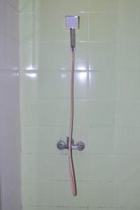 une douche avec pommeau de douche dans une salle de bain dans l'établissement réside, à Oulad Akkou 20 autres photos