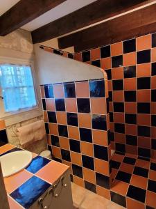 ein Bad mit einer gefliesten Wand und einem Waschbecken in der Unterkunft Appartement spacieux à Arles avec piscine et jardin partagé in Arles + 15 Fotos