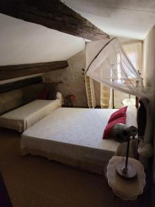 ein Schlafzimmer mit zwei Betten und einer Stehlampe in der Unterkunft Appartement spacieux à Arles avec piscine et jardin partagé in Arles