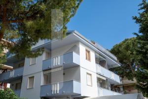un condominio con balconi e alberi di Homiday - Via Michetti a Pineto