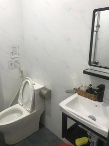a bathroom with a toilet and a sink at Khách Sạn Bách Thư Tây Ninh in Tây Ninh +16 photos