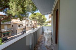 Appartamento dotato di balcone con vista su una strada. di Homiday - Via Michetti a Pineto
