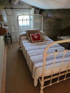 ein Schlafzimmer mit einem Bett und einem Fenster in der Unterkunft Appartement spacieux à Arles avec piscine et jardin partagé in Arles + 12 Fotos