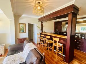 Χώρος καθιστικού στο Luxury Living by Point Unit B