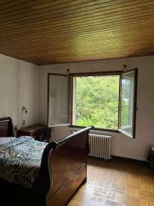 Ένα ή περισσότερα κρεβάτια σε δωμάτιο στο Chambre en bois dans une ancienne bâtisse
