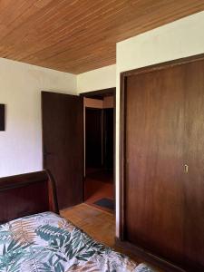 Postel nebo postele na pokoji v ubytování Chambre en bois dans une ancienne bâtisse + 4 fotografie