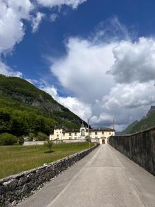 a road leading to a house on a hill at Fornaci Lodge - Rosso in Sospirolo