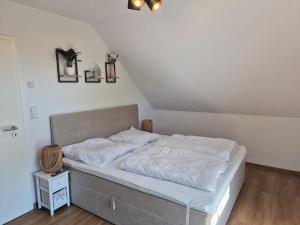 Postel nebo postele na pokoji v ubytování Gemütliche FeWo 4-6 Personen in Traumlage mit Sauna