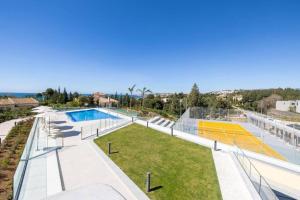 an apartment with a soccer field and a tennis court at EL Eden casa 71 in Málaga
