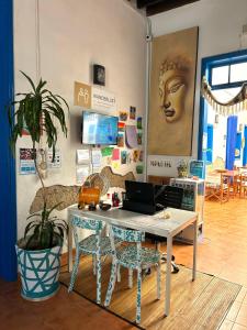 Posezení v ubytování Ashavana Nest Hostel