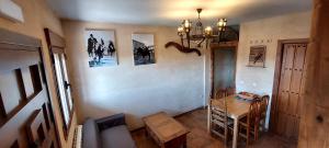 a room with a table and a dining room at LAS CALLEJUELAS in Atienza