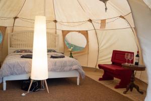 Postel nebo postele na pokoji v ubytování Glamping in Tuscany