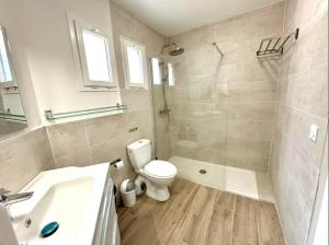 Ένα μπάνιο στο Gite en 3 épis de plain-pied, 2 chambres, climatisé, terrasse, jardinet et parking, très calme