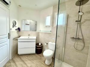 Ένα μπάνιο στο Gite en 3 épis de plain-pied, 2 chambres, climatisé, terrasse, jardinet et parking, très calme +12 φωτογραφίες