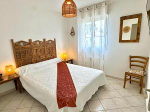 Ένα ή περισσότερα κρεβάτια σε δωμάτιο στο Gite en 3 épis de plain-pied, 2 chambres, climatisé, terrasse, jardinet et parking, très calme