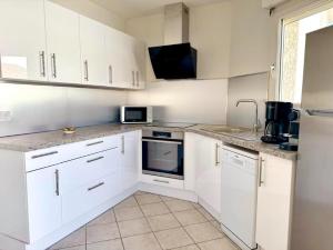 Η κουζίνα ή μικρή κουζίνα στο Gite en 3 épis de plain-pied, 2 chambres, climatisé, terrasse, jardinet et parking, très calme