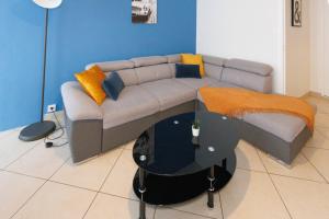 a living room with a couch and a table at Grand Appartement 4chb centre-ville 8-10 personnes in Troyes