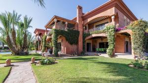 a large brick house with ivy growing on it at Villa Hiba Luxury & Paddle in Najem