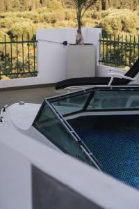 Bazén v ubytování St Nicholas Tsilivi Apts by "elite" nebo v jeho okolí
