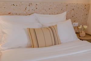 イラクリオン・タウンにあるTerrazzo City Aptsの白いベッド(白い枕、ヘッドボード付)