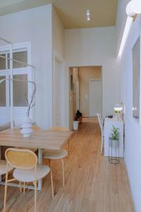 イラクリオン・タウンにあるTerrazzo City Aptsの木製のテーブルと椅子のあるダイニングルーム