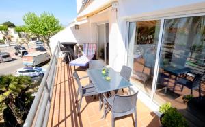 a balcony with a blue table and chairs at Apartamento con Vistas al Mar in Empuriabrava