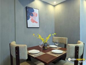 une table à manger avec des chaises et une table en bois avec des verres dans l'établissement Studio chic avec parking près de l'aéroport, à Douala