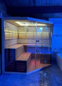 - une piscine avec douche dans la chambre dans l'établissement Jane Welsh Cottage, à Thornhill