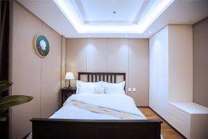 Postel nebo postele na pokoji v ubytování Yashi International Aparthotel