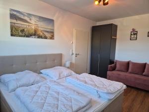 Postel nebo postele na pokoji v ubytování 4 separate Ferienwohnungen in Traumlage mit Garten