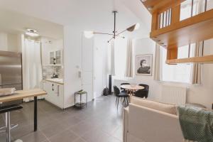 a kitchen and living room with a couch and a table at Duplex Cosy Glam au Centre-Ville secteur piéton * WiFi * Calme in Troyes