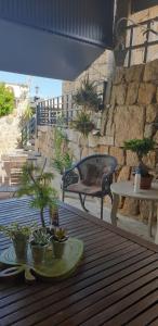 patio ze stołem, ławką i doniczkami w obiekcie Chez Robert et Sylvie w mieście Pianottoli-Caldarello