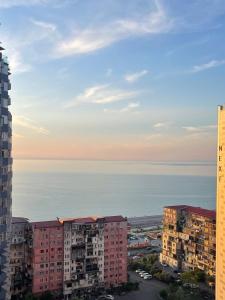 バトゥミにあるHedi 18 Apartmentの建物から見た海の景色