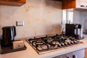 Una cocina con un horno de estufa en una cocina en M Apartment in Rome, en Roma