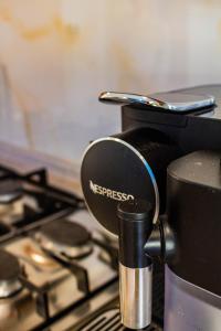 una cafetera sobre una estufa en M Apartment in Rome, en Roma 29 fotos más