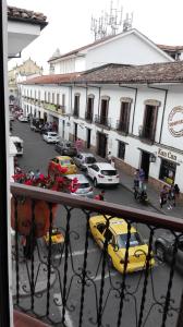 einen Balkon mit Blick auf eine Straße mit Autos in der Unterkunft Hotel Alcayata Colonial in Popayan