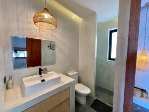 Ένα μπάνιο στο Alma & Paloma Villas +31 φωτογραφίες