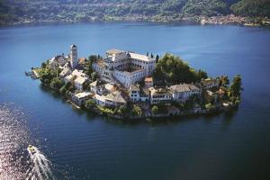 an island in the middle of a large body of water at Tra Lago Maggiore e lago d'Orta Appartamento TERRA in Colazza